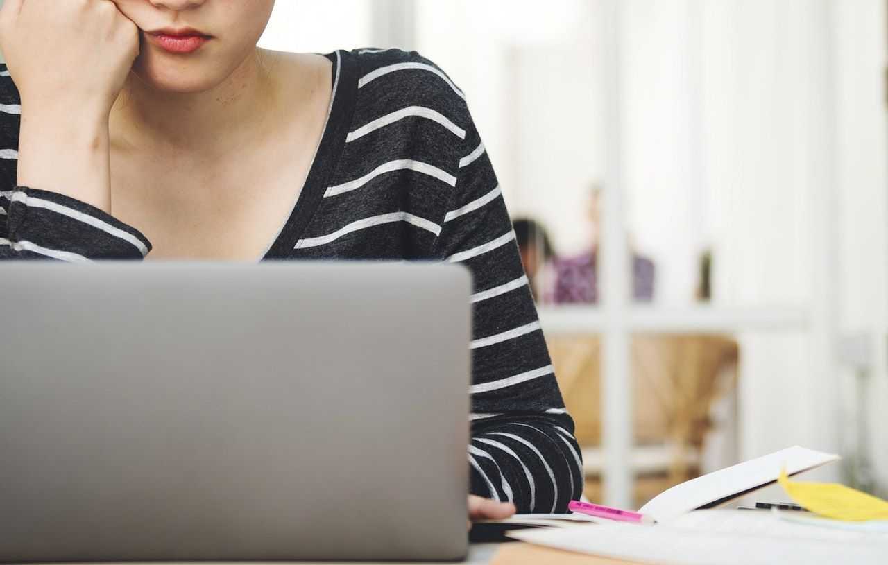 mulher ao computador